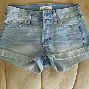 Hollister shorts size 0 (FITS LARGER)